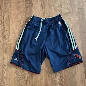 Mens NBA Atlanta Hawks shorts size medium. Adidas with pockets